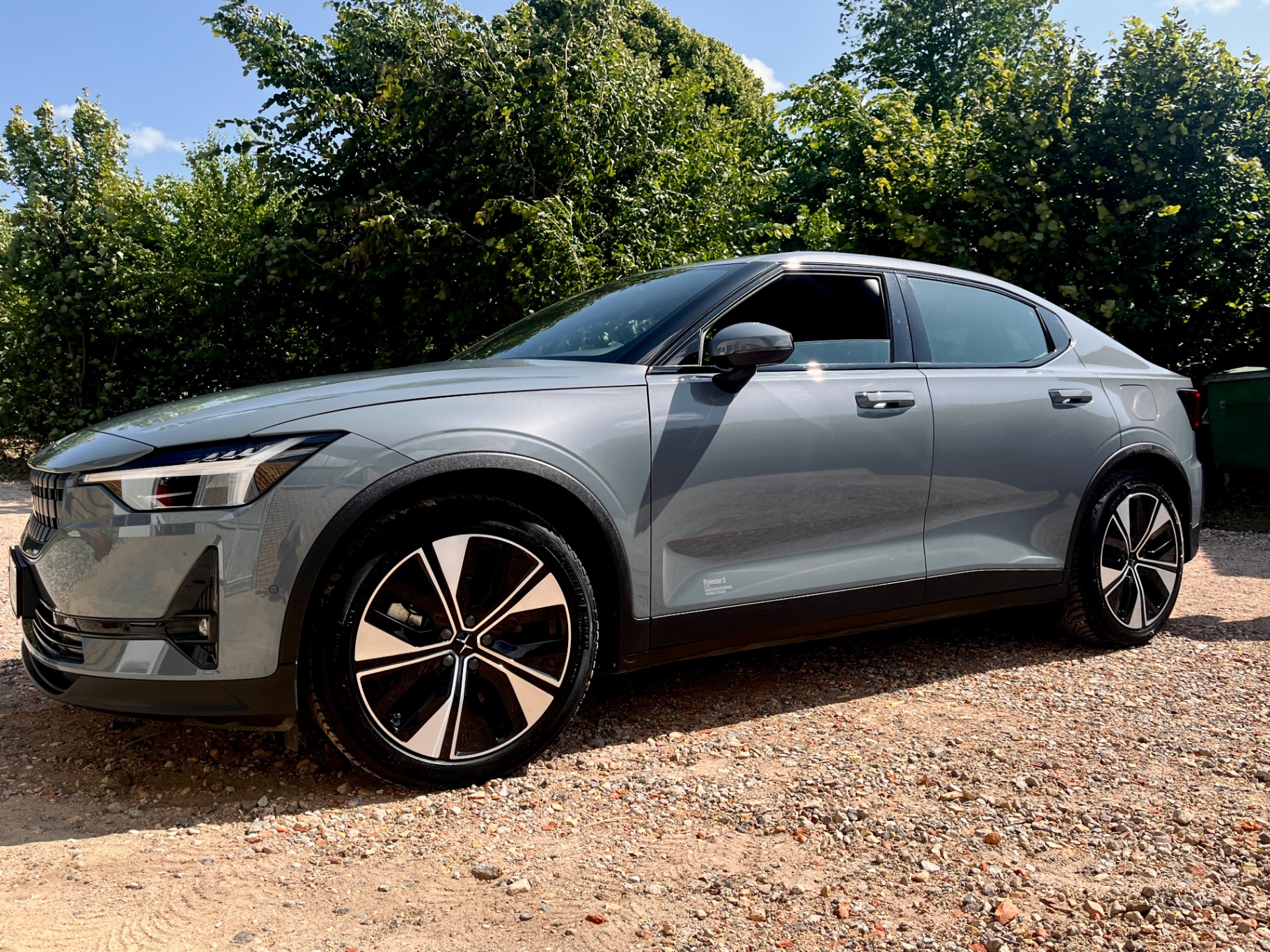 Grå Polestar 2 med ren, beskyttet lakfinish efter coating